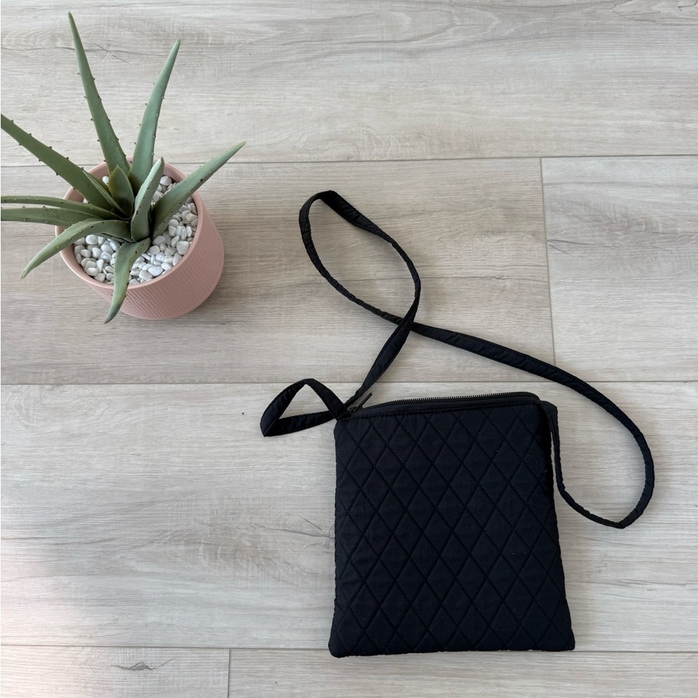 Womenโs black quilted bag purse